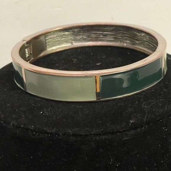 SOLID silver tone metal emerald and sage hinged Cookie Lee abstract bracelet - Picture 1 of 6